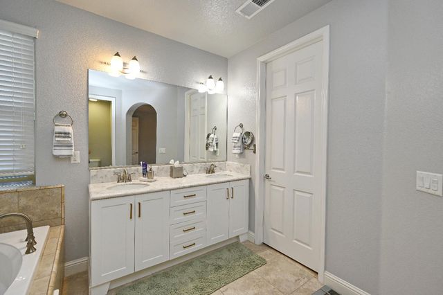 11333 N Cherry Sage Avenue, Fresno, CA 93730