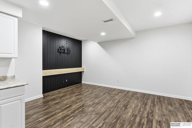 17265 Pine Street, Omaha, NE 68130