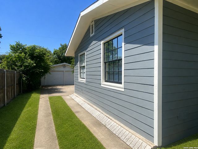 308 Larchmont Dr, San Antonio, TX 78209