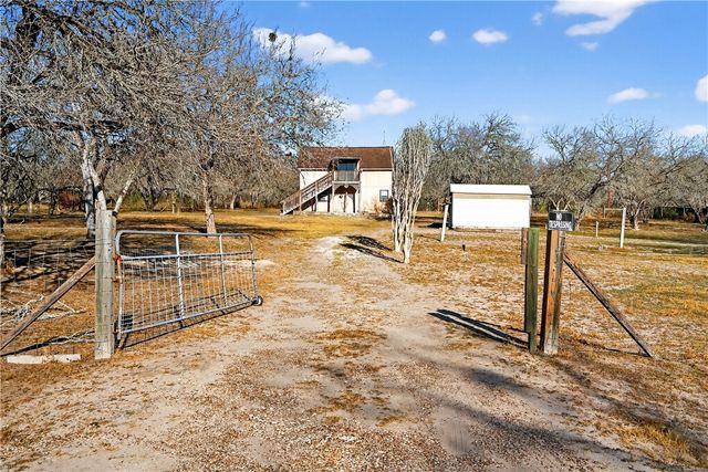 5752 Mockingbird Ln, Mathis, TX 78368