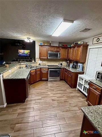 809 Buttercup Drive, Edna, TX 77957