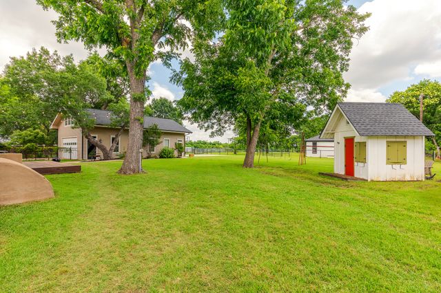 203 E Umphress Street, Van Alstyne, TX 75495