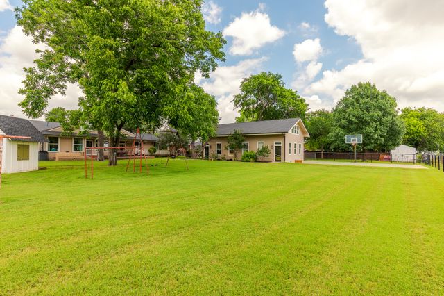 203 E Umphress Street, Van Alstyne, TX 75495