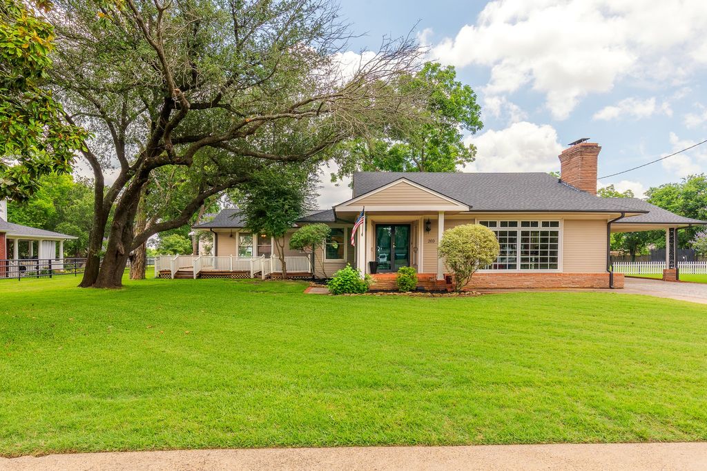 203 E Umphress Street, Van Alstyne, TX 75495