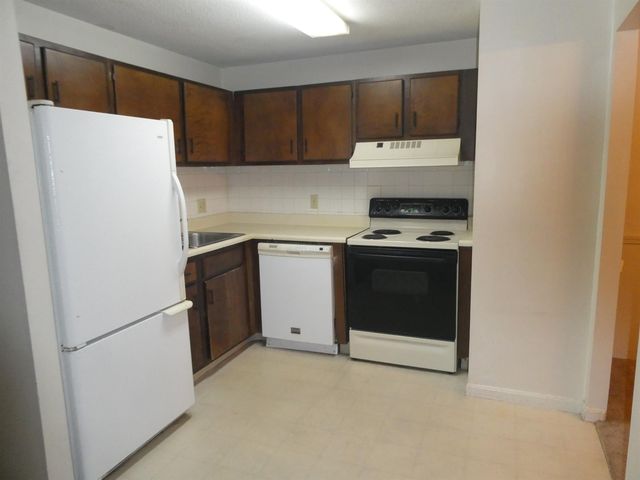 127 English Village Rd Apt 302, Manchester, NH 03102