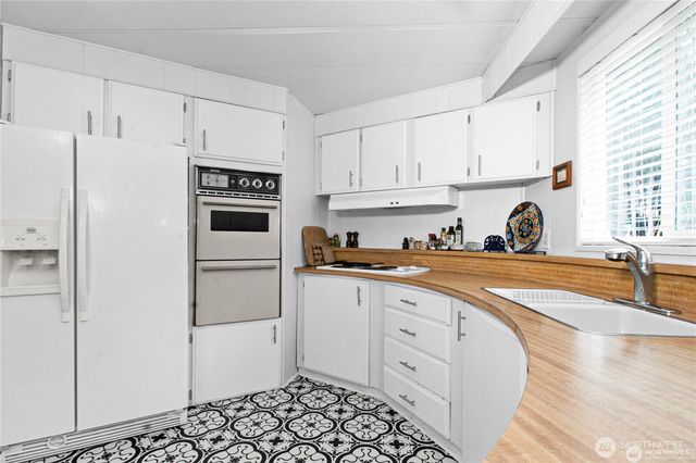 10029 Whitecap Drive NE, Olympia, WA 98502