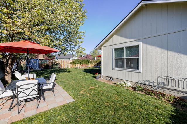 3242 SW Juniper Avenue, Redmond, OR 97756