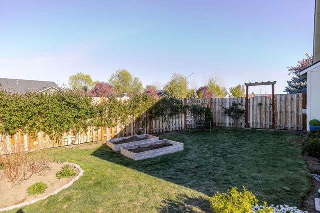 3242 SW Juniper Avenue, Redmond, OR 97756