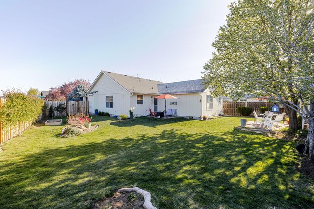 3242 SW Juniper Avenue, Redmond, OR 97756