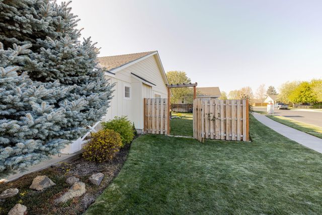 3242 SW Juniper Avenue, Redmond, OR 97756