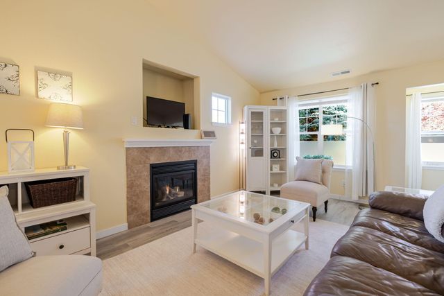 3242 SW Juniper Avenue, Redmond, OR 97756