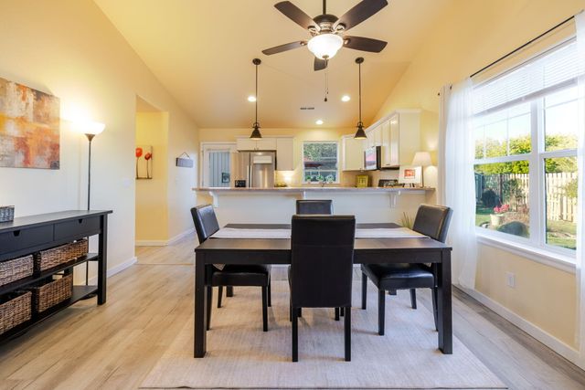 3242 SW Juniper Avenue, Redmond, OR 97756