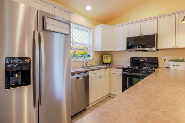 3242 SW Juniper Avenue, Redmond, OR 97756