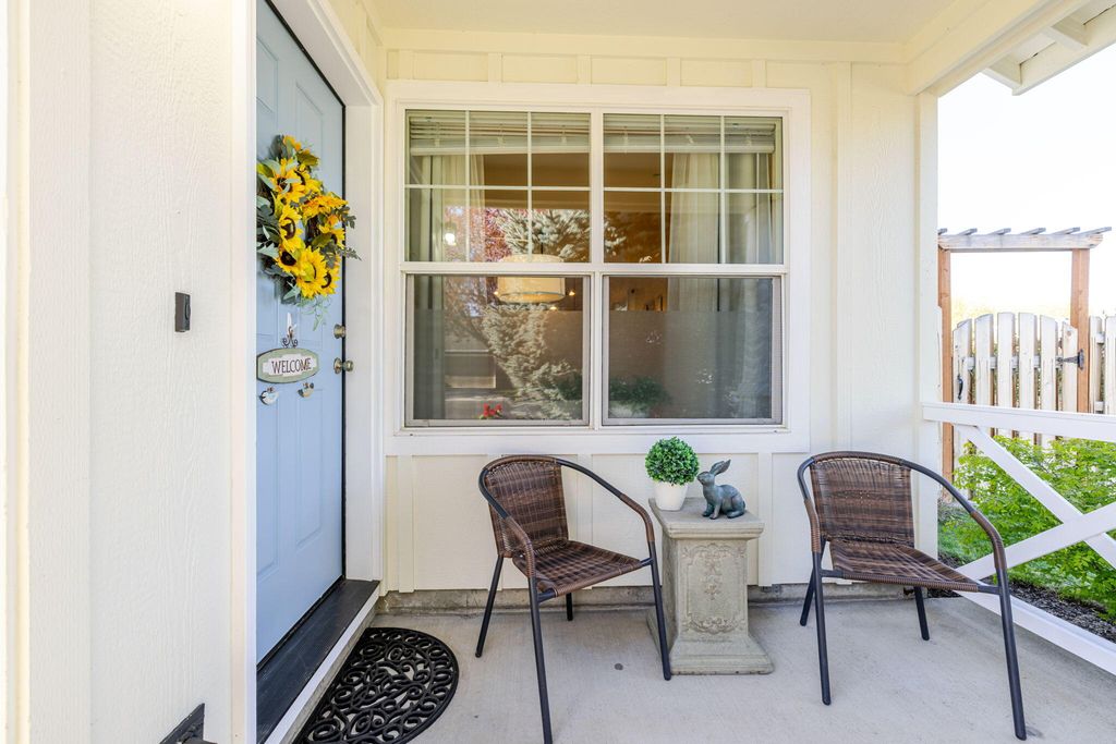 3242 SW Juniper Avenue, Redmond, OR 97756