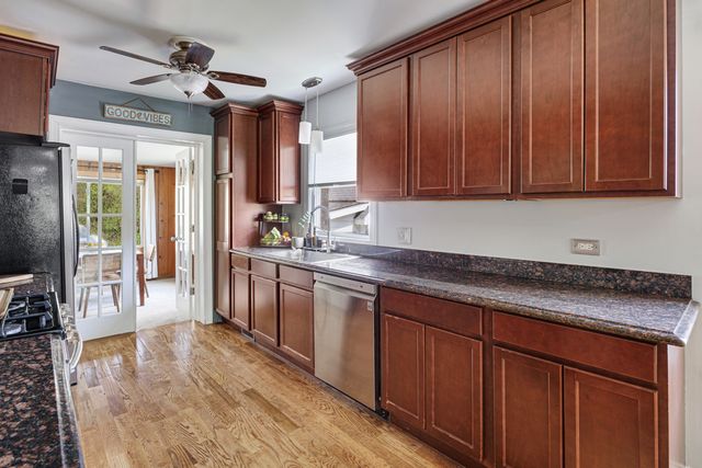 1020 Dean Street, St. Charles, IL 60174