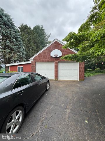 2 HOOVER RD, Lancaster, PA 17603