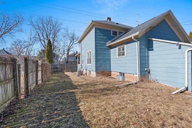 1214 GRAND STREET, Oshkosh, WI 54901