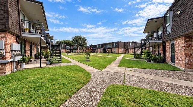 10802 Kingspoint Road 401, Houston, TX 77075