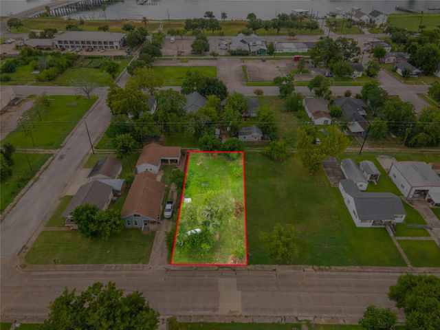 922 W 4th Street, Freeport, TX 77541