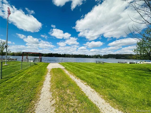 5827 Annibal Drive, Lapeer, MI 48446