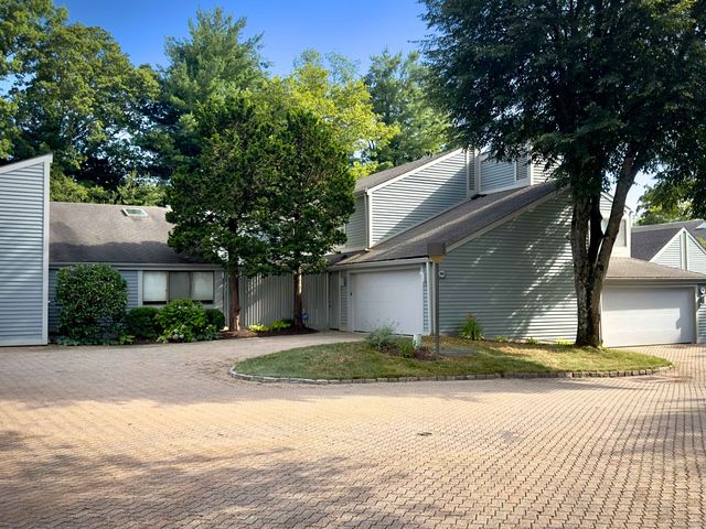 504 Harvest Commons 504, Westport, CT 06880