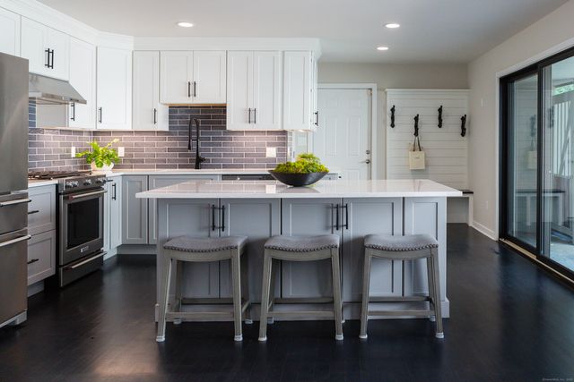 504 Harvest Commons 504, Westport, CT 06880