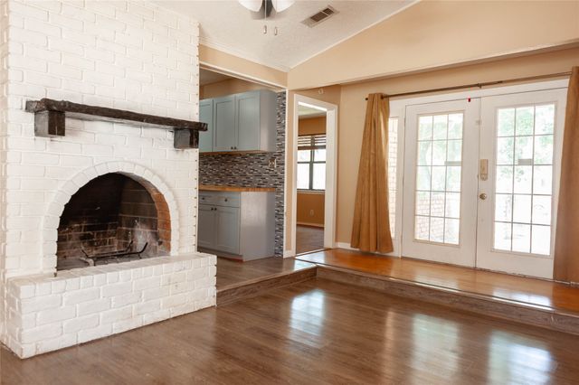 146 S Crestwood Boulevard, Desoto, TX 75115