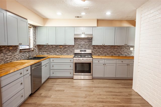 146 S Crestwood Boulevard, Desoto, TX 75115