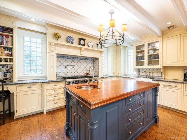 170 Manhasset Woods Road, Manhasset, NY 11030