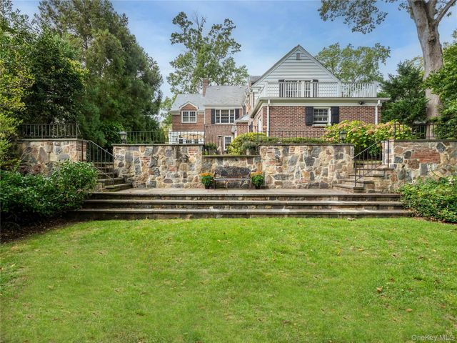 170 Manhasset Woods Road, Manhasset, NY 11030