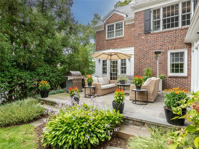 170 Manhasset Woods Road, Manhasset, NY 11030