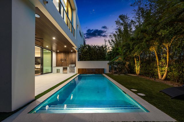 320 NE Wavecrest Way, Boca Raton, FL 33432