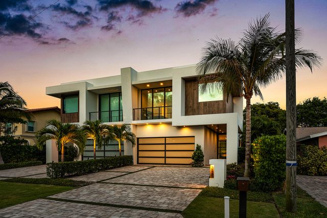 320 NE Wavecrest Way, Boca Raton, FL 33432