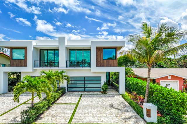 320 NE Wavecrest Way, Boca Raton, FL 33432