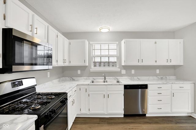 854 Queensgate Drive, Greenwood, IN 46143