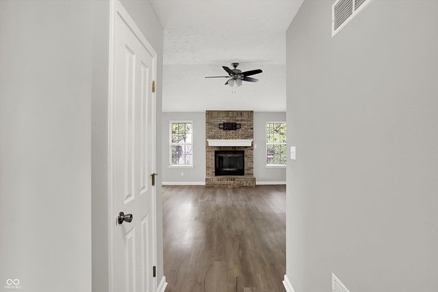 854 Queensgate Drive, Greenwood, IN 46143