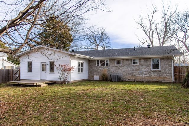 908 S Maple Street, Siloam Springs, AR 72761