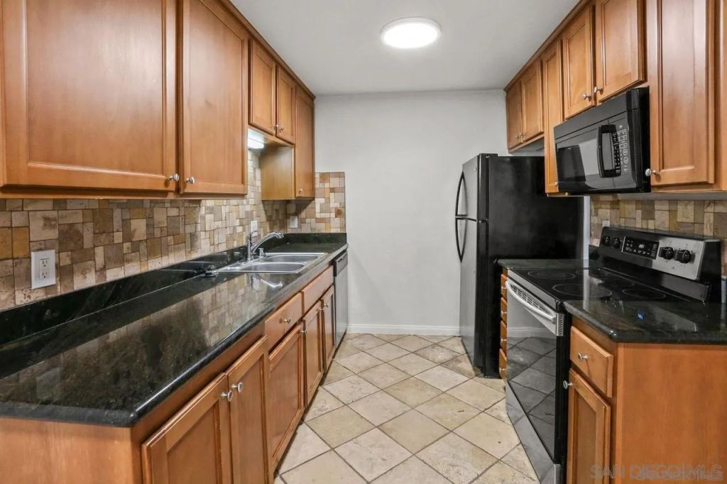 9860 Dale Ave C8, Spring Valley, CA 91977