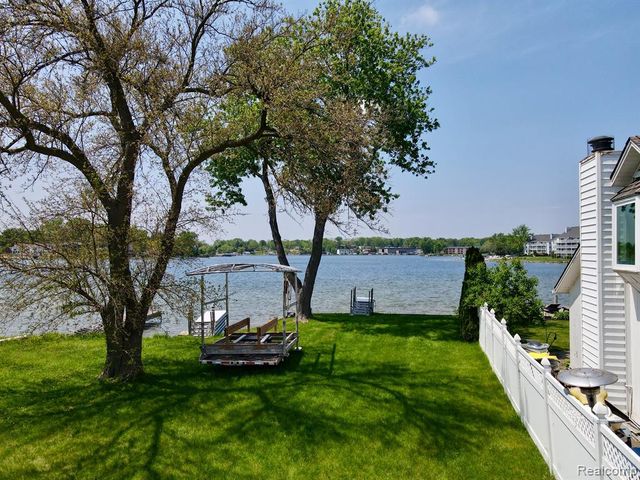 1384 Rossdale, Waterford, MI 48328