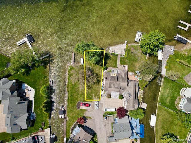 1384 Rossdale, Waterford, MI 48328