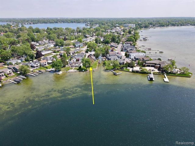 1384 Rossdale, Waterford, MI 48328