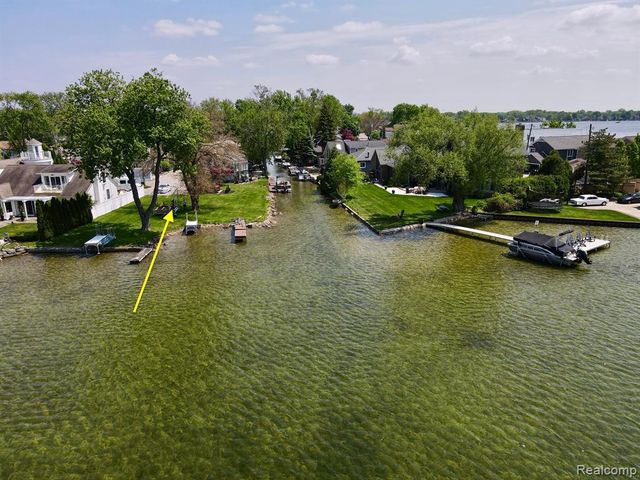 1384 Rossdale, Waterford, MI 48328