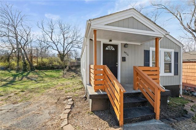 6926 College Avenue, Kansas City, MO 64132