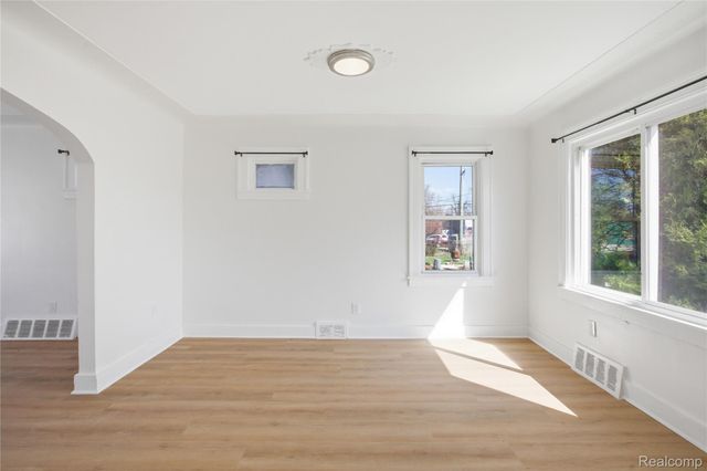 41 W George Avenue, Hazel Park, MI 48030