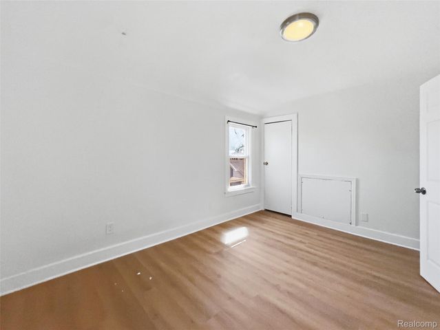 41 W George Avenue, Hazel Park, MI 48030