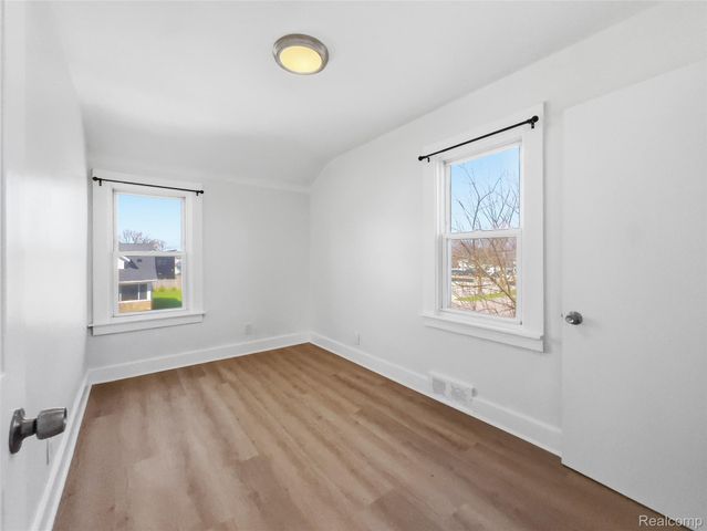 41 W George Avenue, Hazel Park, MI 48030