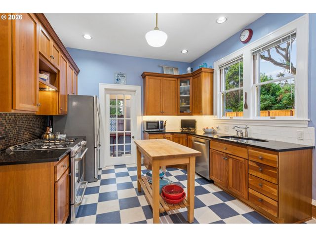 322 Se 61ST Ave, Portland, OR 97215