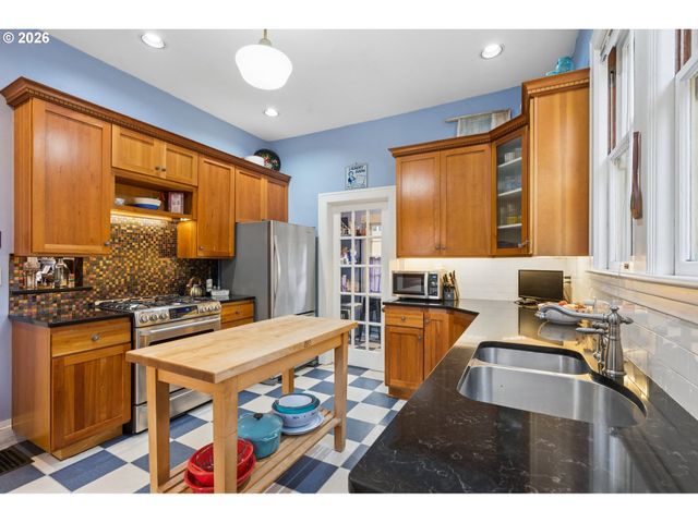 322 Se 61ST Ave, Portland, OR 97215