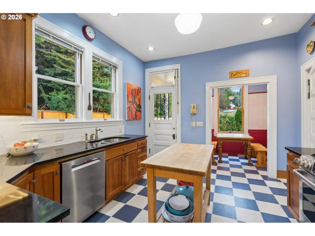 322 Se 61ST Ave, Portland, OR 97215