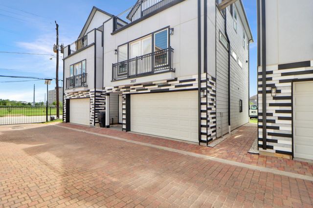 3027 Clinton Drive, Houston, TX 77020